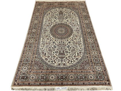 Persian Isfahan Rug 4.11x7.9 Ft